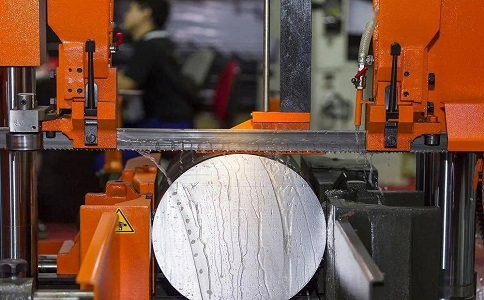 兴文立式金属带锯床切削出现跑带故障解决方法！